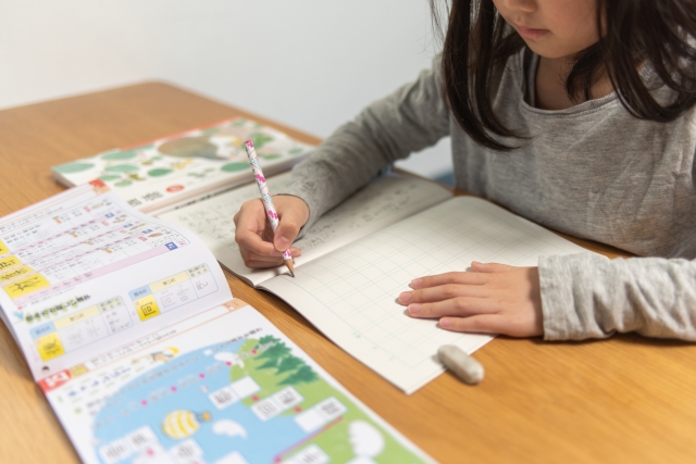 漢字ドリルで学習する児童のイメージ画像